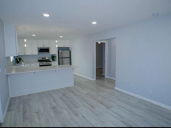 3rd image of 3931 Riviera Dr #3931