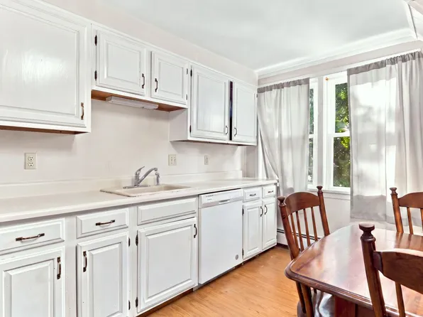 52 Linden St APT 2, Manchester, NH 03104