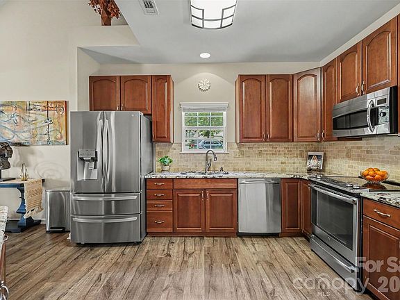 4th image of 409 Dutchmans Meadow Dr