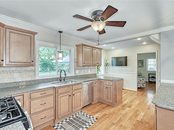 3rd image of 25 Lake Lea Rd