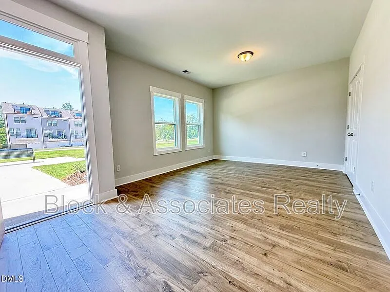 3 bed, 4.0 bath, $2,895 — Photo 4
