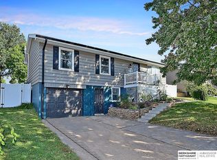 8812 Keystone Dr, Omaha, NE 68134