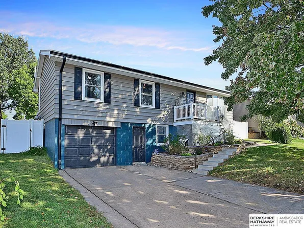 8812 Keystone Dr, Omaha, NE 68134