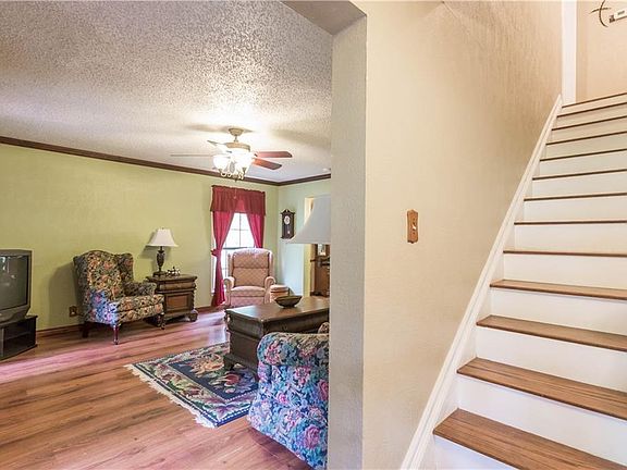 3rd image of 104 Wyona Dr
