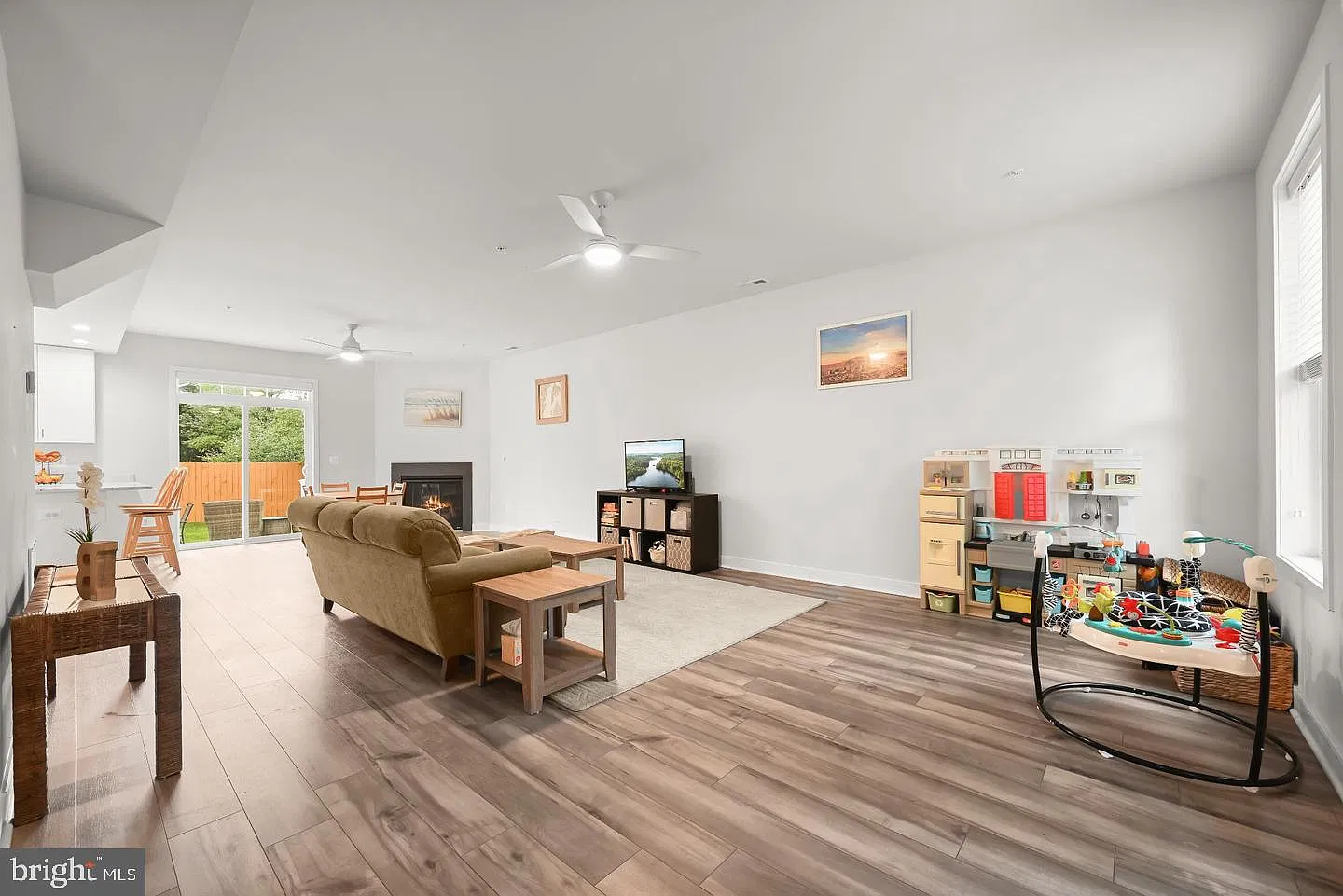 3 bed, 2.5 bath, 2235 sqft, $3,200 — Photo 3