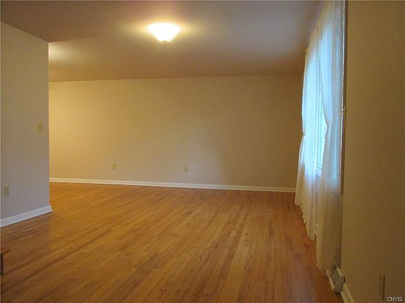 3rd image of 107 Whiskwood Ln