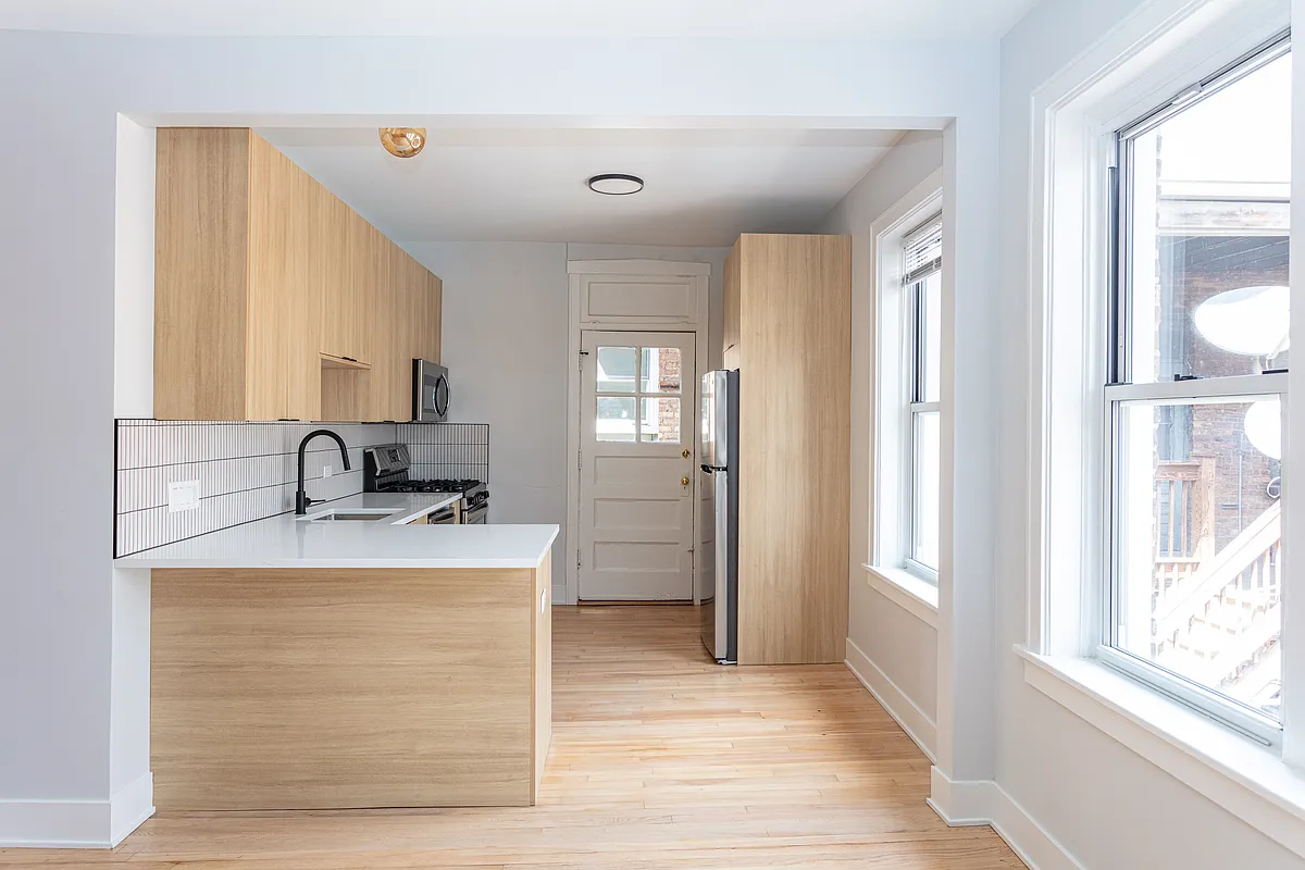 Building Photo - 4127 W Belle Plaine Ave #1S