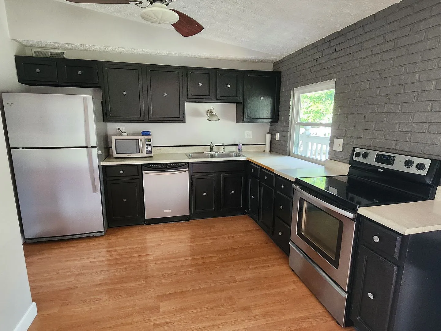 Coming Soon - Beautifully Updated Cul-de-Sac Home With Fenced Yard | 3 Bedrooms | $2,299/Month — Photo 4