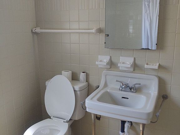 4th image of 633 4th St Unit D