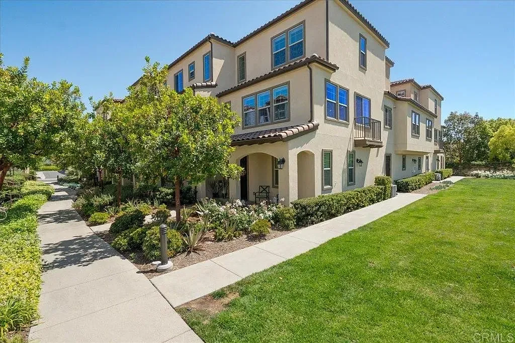 4 bed, 3.5 bath, 2213 sqft, $4,388 — Photo 2