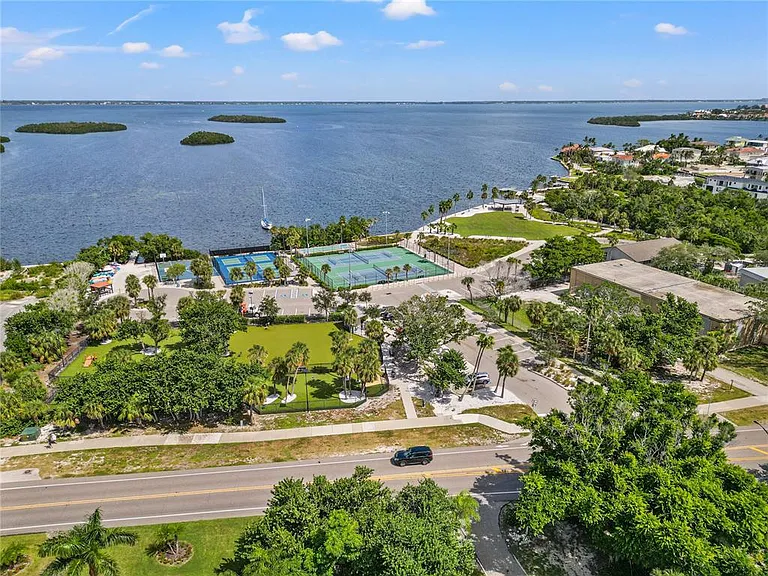 2823 Gulf Of Mexico Dr — Photo 42