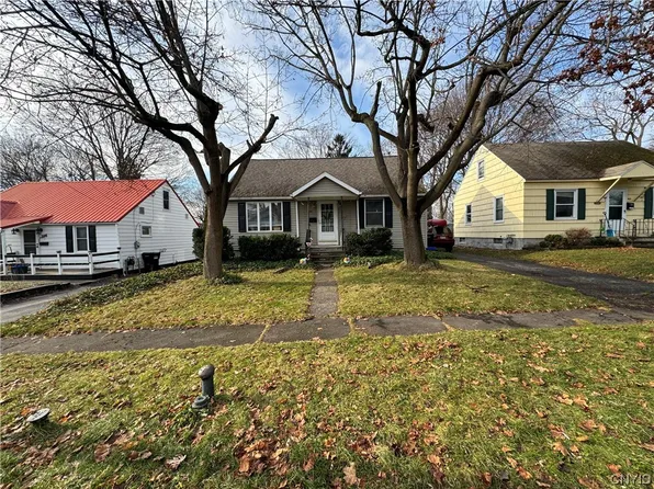 308 Clover Ridge Dr, Syracuse, NY 13206