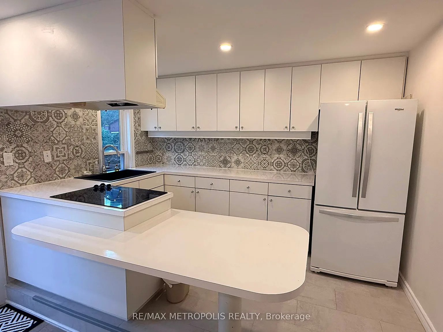 4 bed, $3,000 — Photo 1
