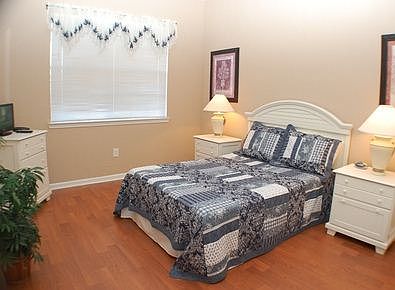 TR3C717-queen-bedroom2