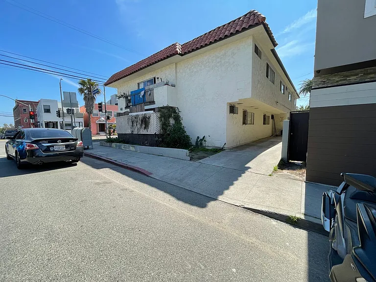 48 Westminster Ave — Photo 2