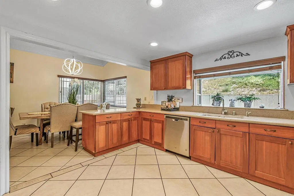 4 bed, 2.5 bath, 2099 sqft, $5,300 — Photo 4
