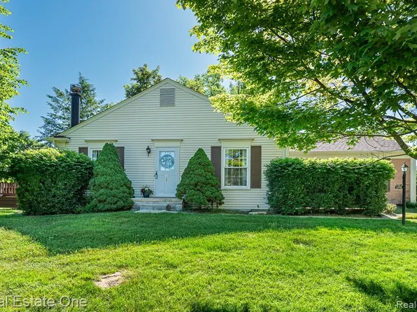 1242 Kings Cove Ct, Rochester, MI 48306