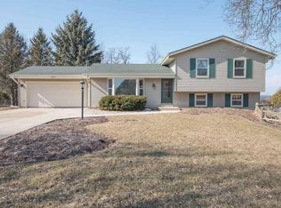 1033 S Imperial Dr, Hartland, WI 53029