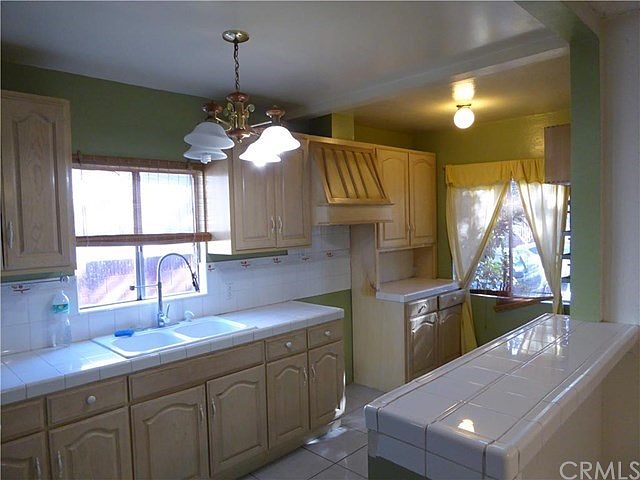Beautiful remodeled kitchen, just in time for the holidays!
