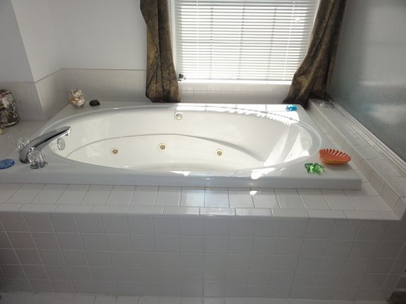 Jetted Jacuzzi Tub