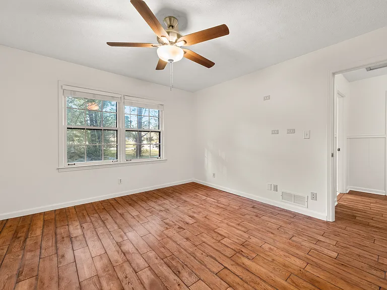 1247 Sycamore Dr — Photo 23