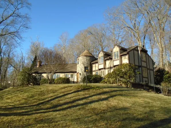 11 Timbercrest Dr, Collinsville, CT 06019