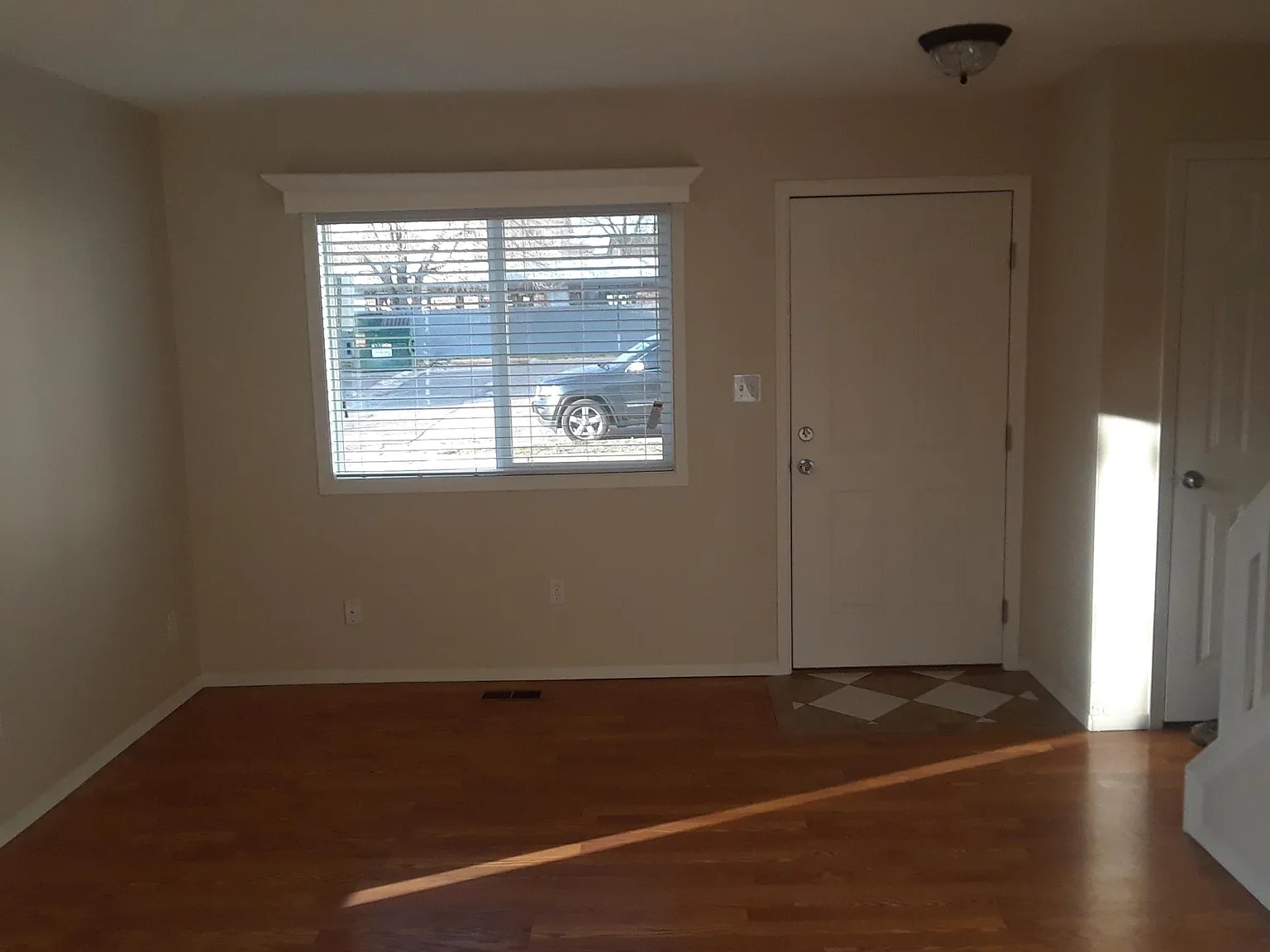 2 bed, 1.5 bath, 992 sqft, $1,405 — Photo 2