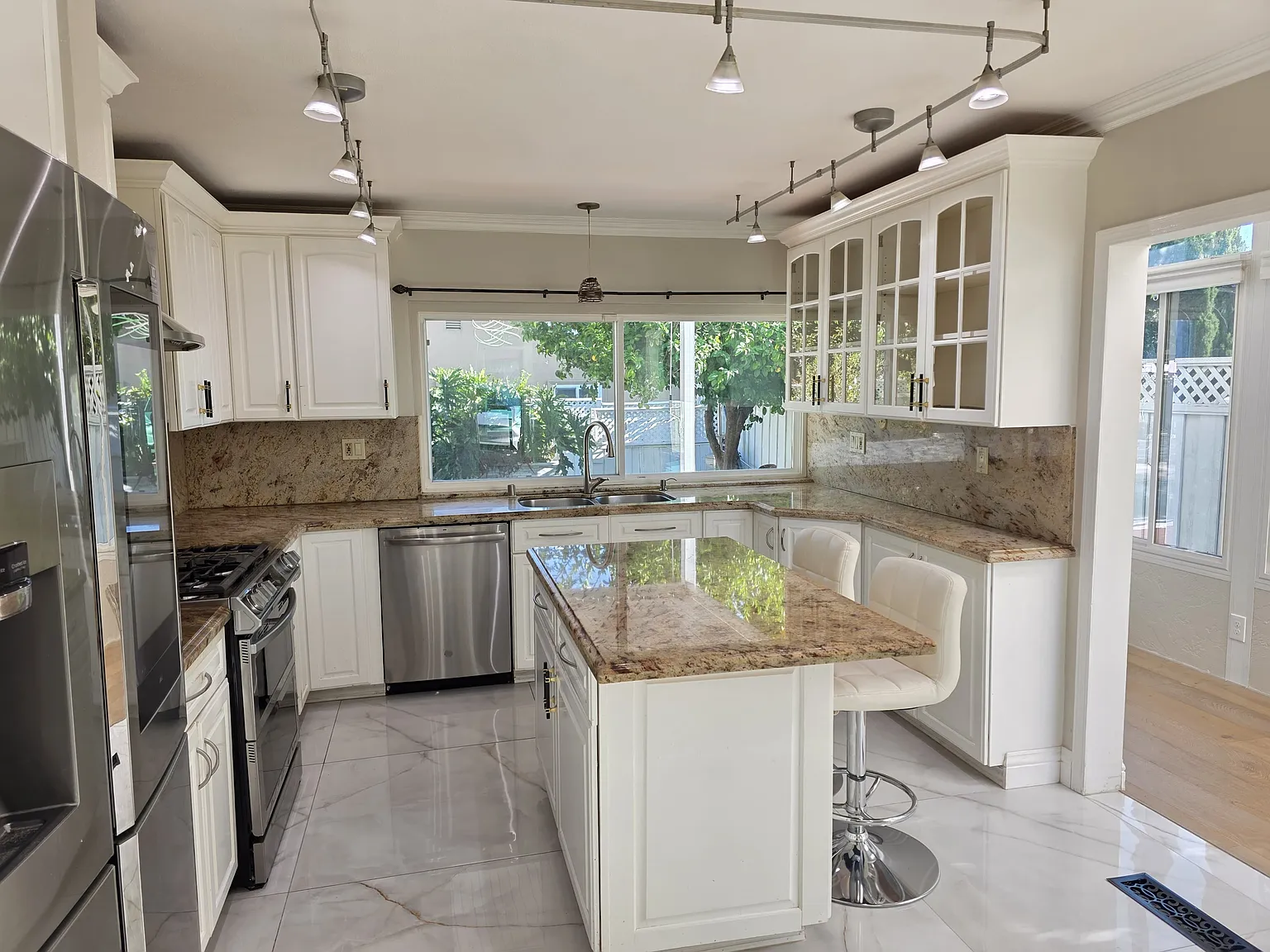 4 bed, 2066 sqft, $6,000 — Photo 4
