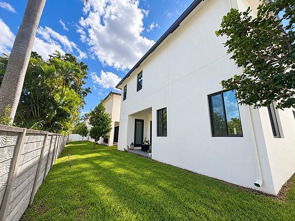 4th image of 1423 SW 23rd Street