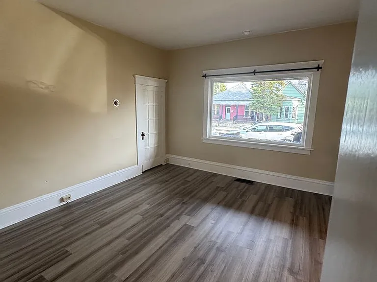 1247 E 2nd St — Photo 10
