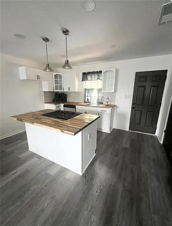 3 bed, 2.0 bath, 1040 sqft, $1,995 — Photo 2