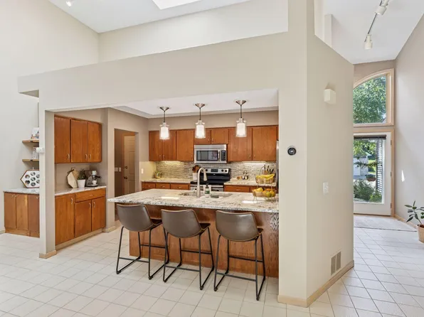 1675 Brueberry Ln, Arden Hills, MN 55112
