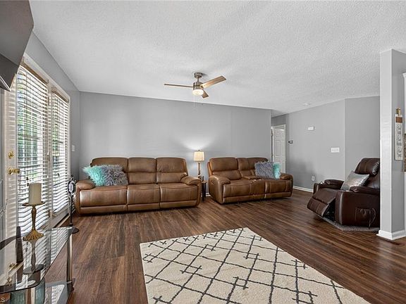 5th image of 121 Manor Dr
