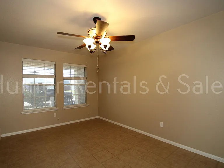 505 E Vega Ln — Photo 7