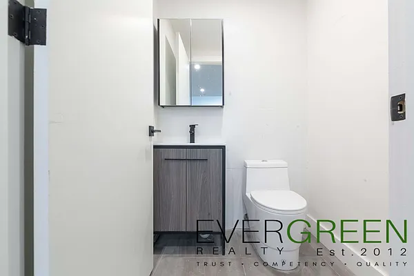 Rented by Evergreen Apartments BK | media 10