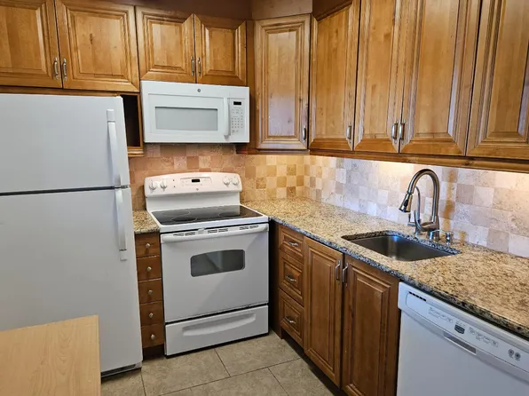 700 Village Green Court #303, Palm Springs, FL 33461