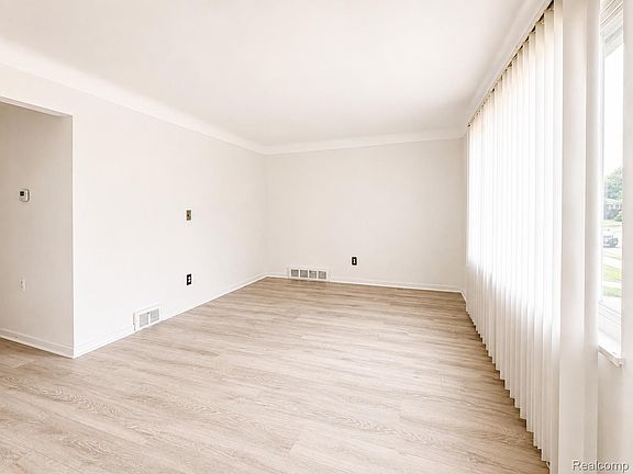 3rd image of 7140 Iowa St