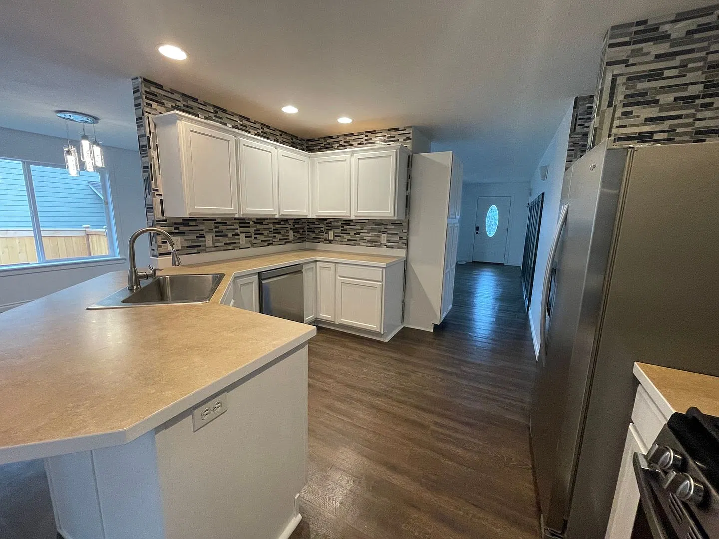 Charming, Modern One Story Home! Pet Friendly! — Photo 2