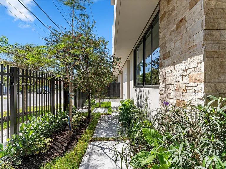 2330 SW 36th Ave — Photo 25