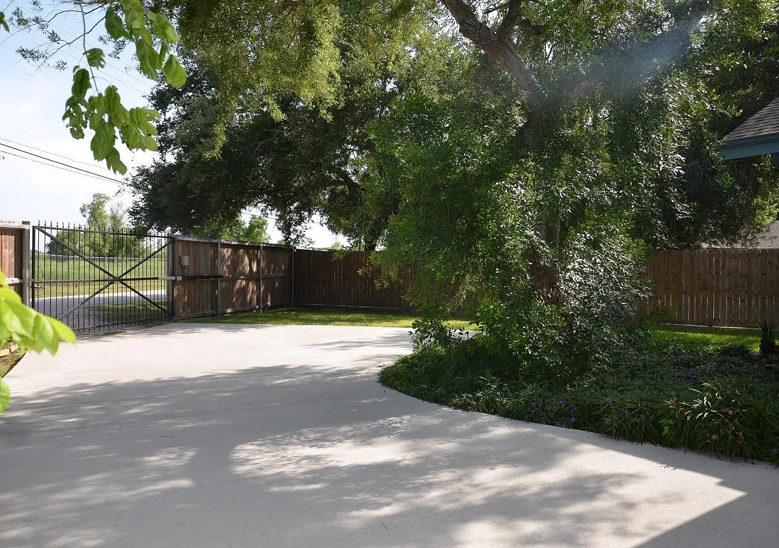 4 bed, 3.0 bath, 2400 sqft, $2,950 — Photo 2