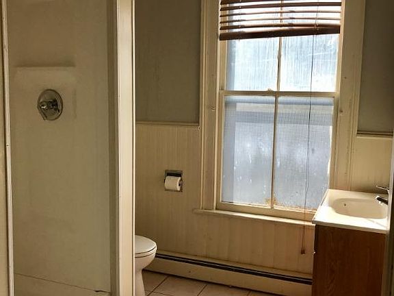 3rd image of 87 Ann St