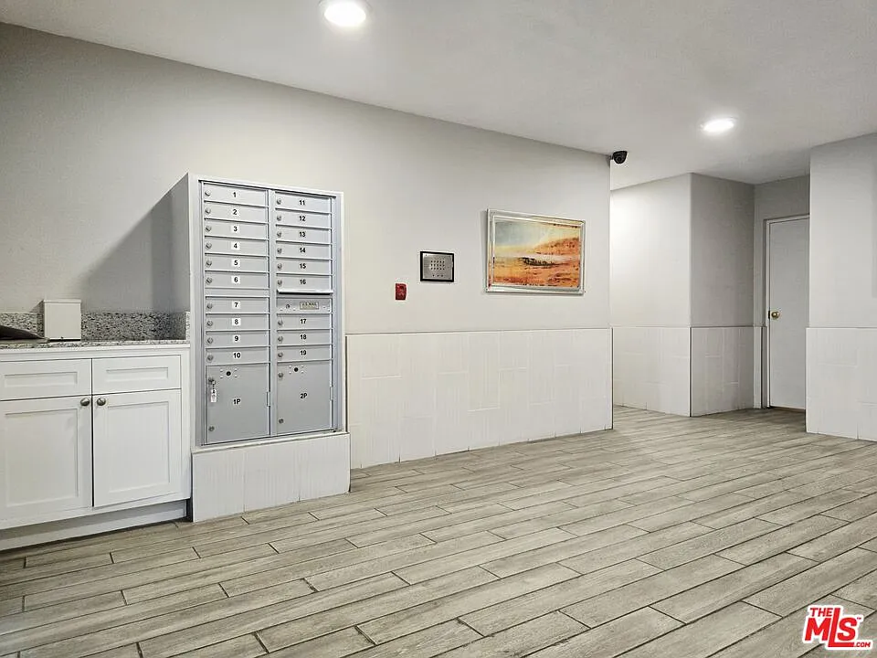 2 bed, 2.0 bath, 1195 sqft, $3,200 — Photo 2