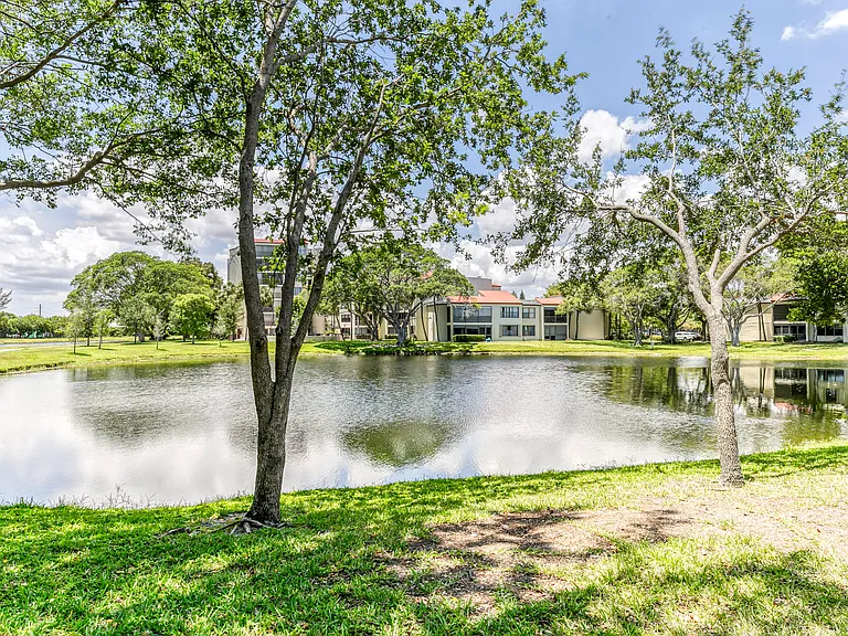 2200 S Cypress Bend Dr #101 — Photo 29