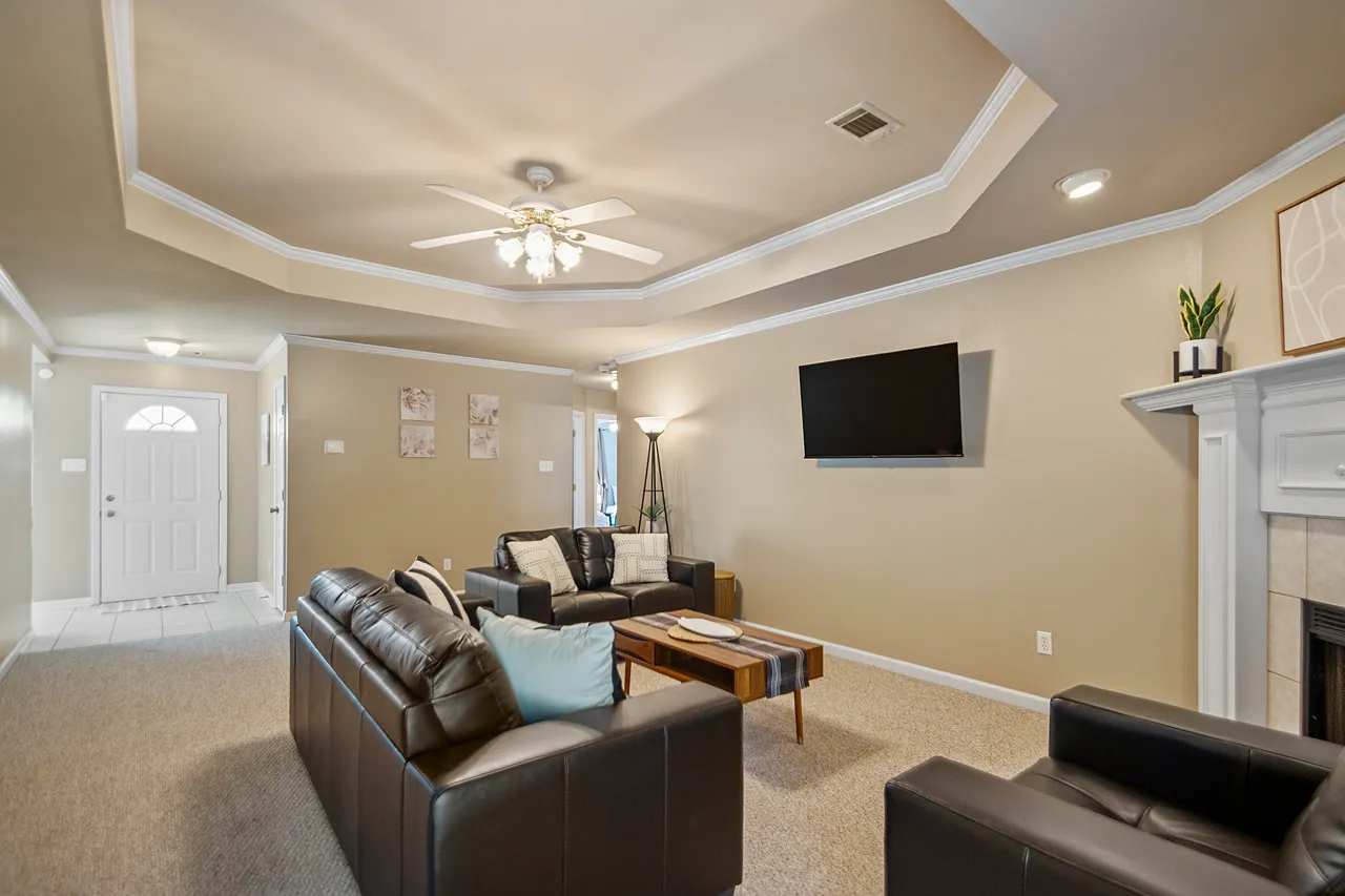 3 bed, 1400 sqft, $4,000 — Photo 2