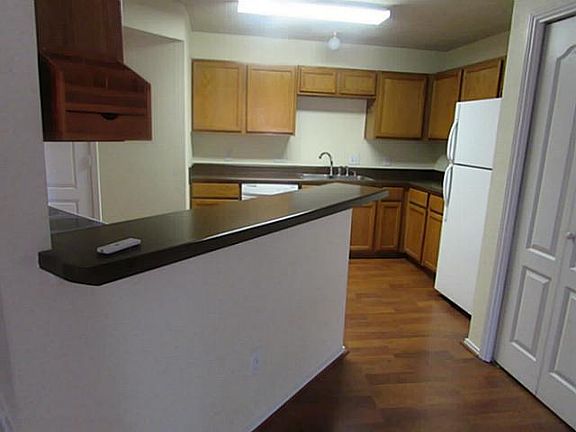 4th image of 2240 Chapman Dr