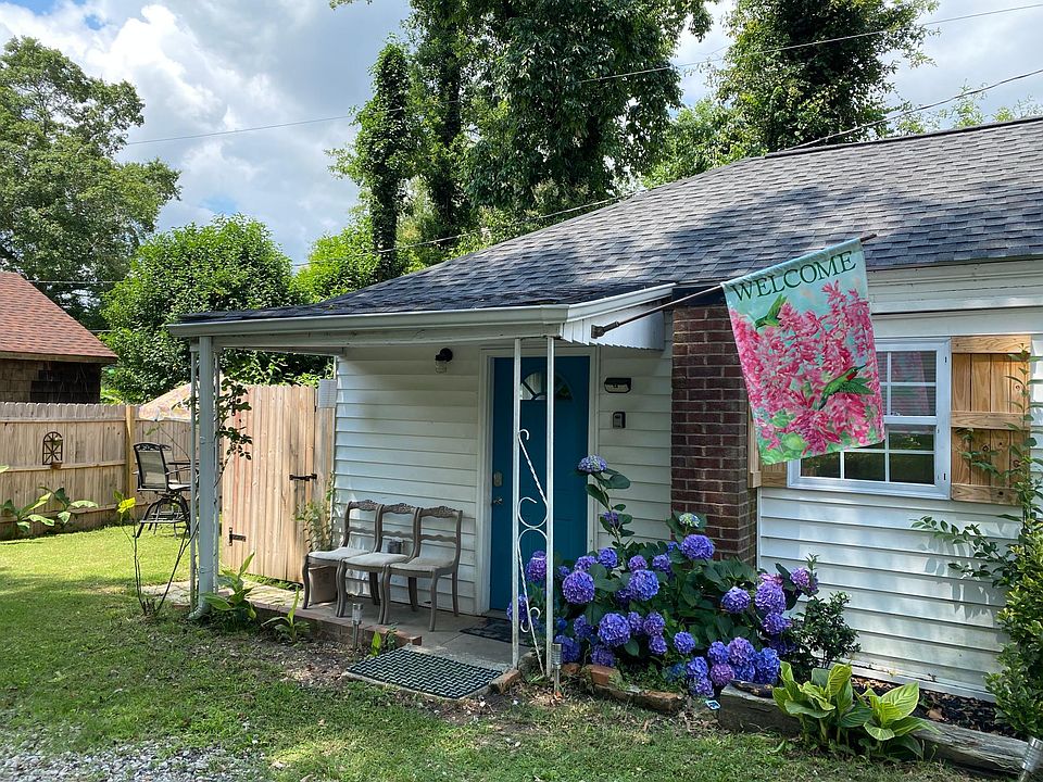 Quaint and comfy 1920's cottage