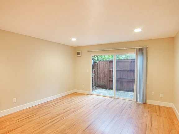 3rd image of 1625 SE Bidwell St APT 7