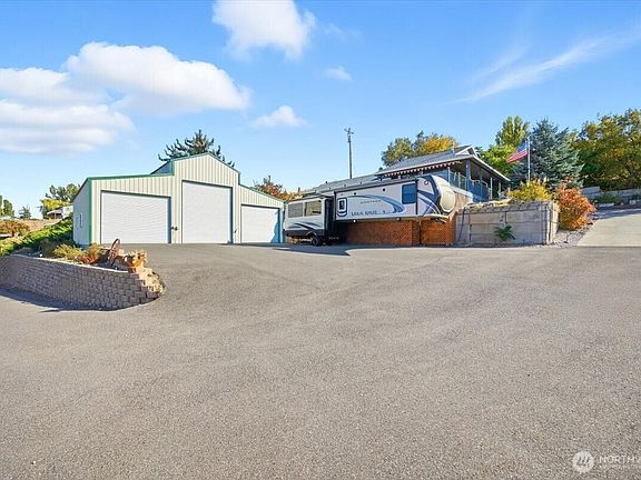 3rd image of 372 Harbor Boulevard