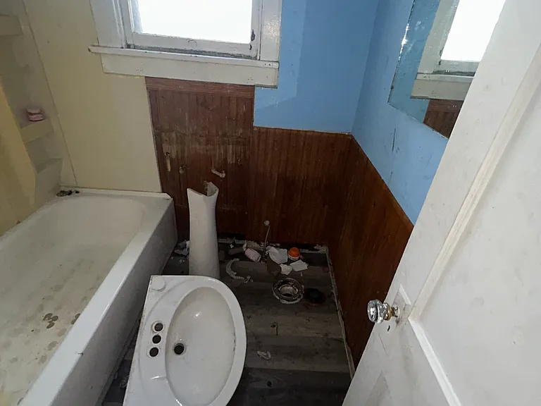 2345 Iowa St — Photo 2