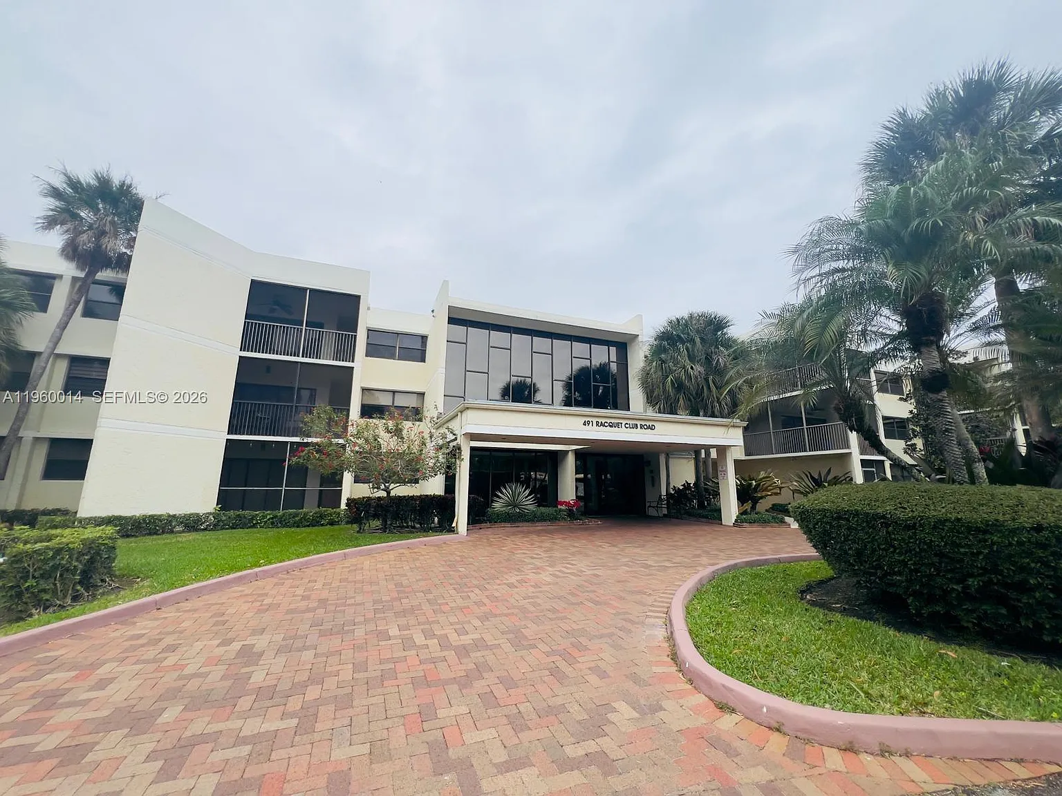 Bldg 130 Of Country Club — Photo 3